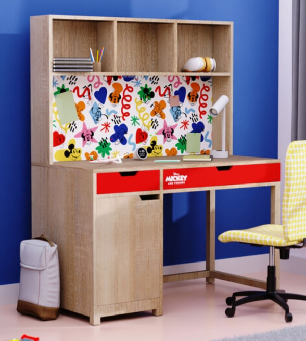 Meja dengan pola alam seperti pohon, bunga, dan hewan